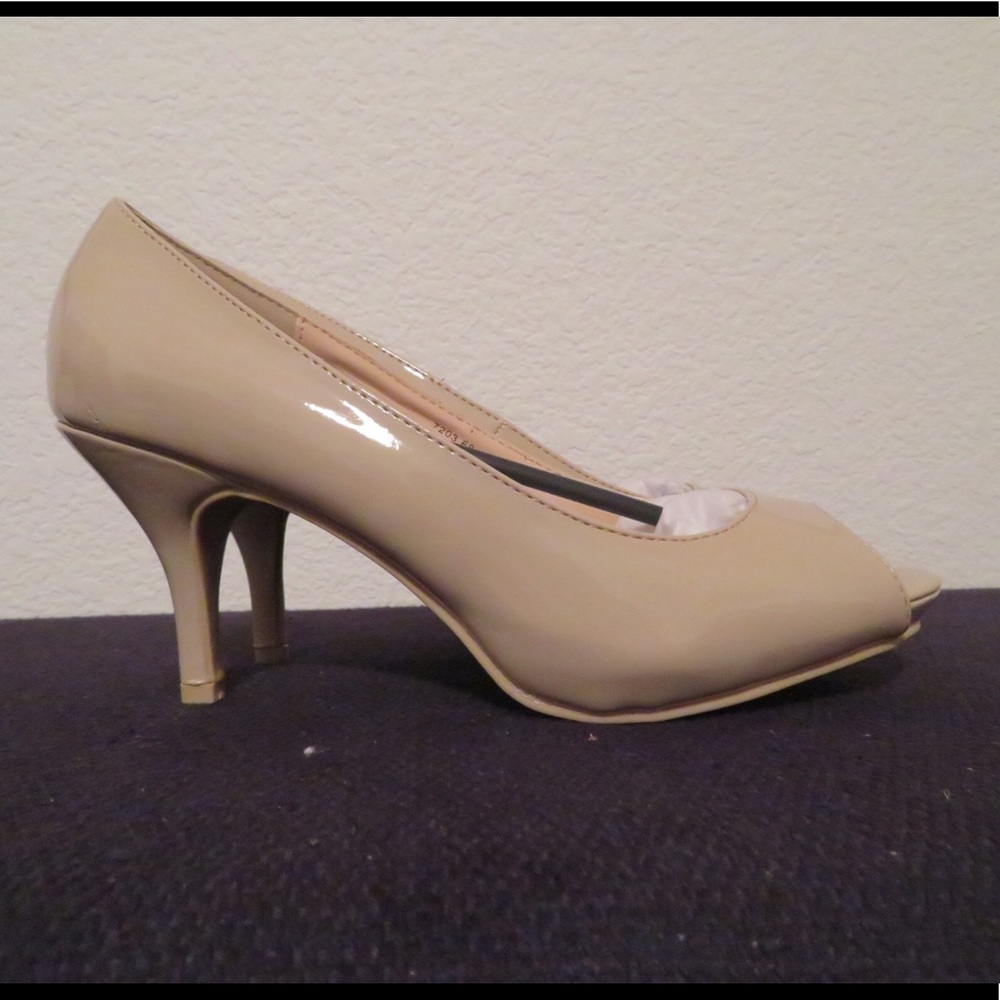 Cathy Jean Shoes. Women Peep Toe Pumps. Size 8